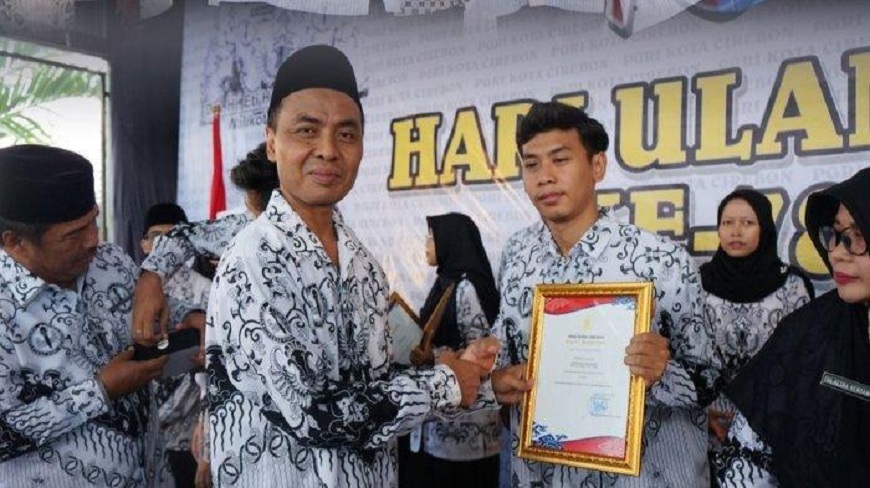Ketua DPRD Kota Cirebon Ruri Tri Lesmana Mengapresiasi Peran Guru 