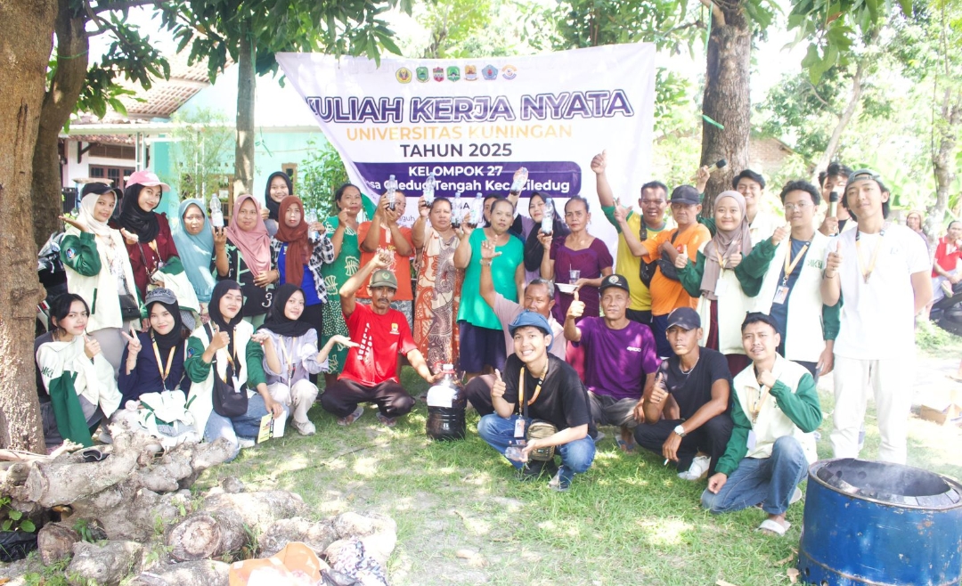 Atasi Sampah, Mahasiswa KKN 27 Uniku Sosialisasikan Teknik Pembakaran Sampah Minim Asap dan Eco Enzyme