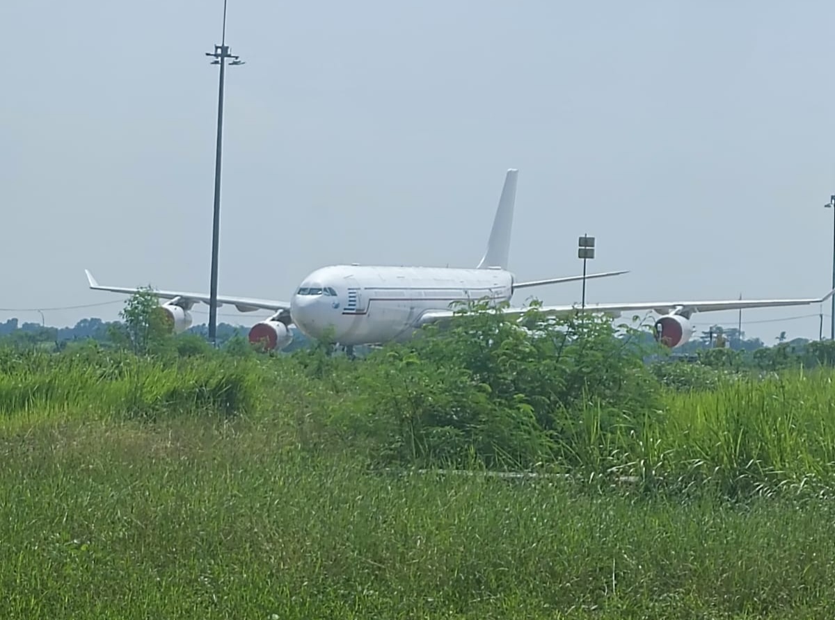 Soal Pesawat Iran Ngumpet Setahun di Bandara Kertajati, Ada Deal Jokowi-Raisi?