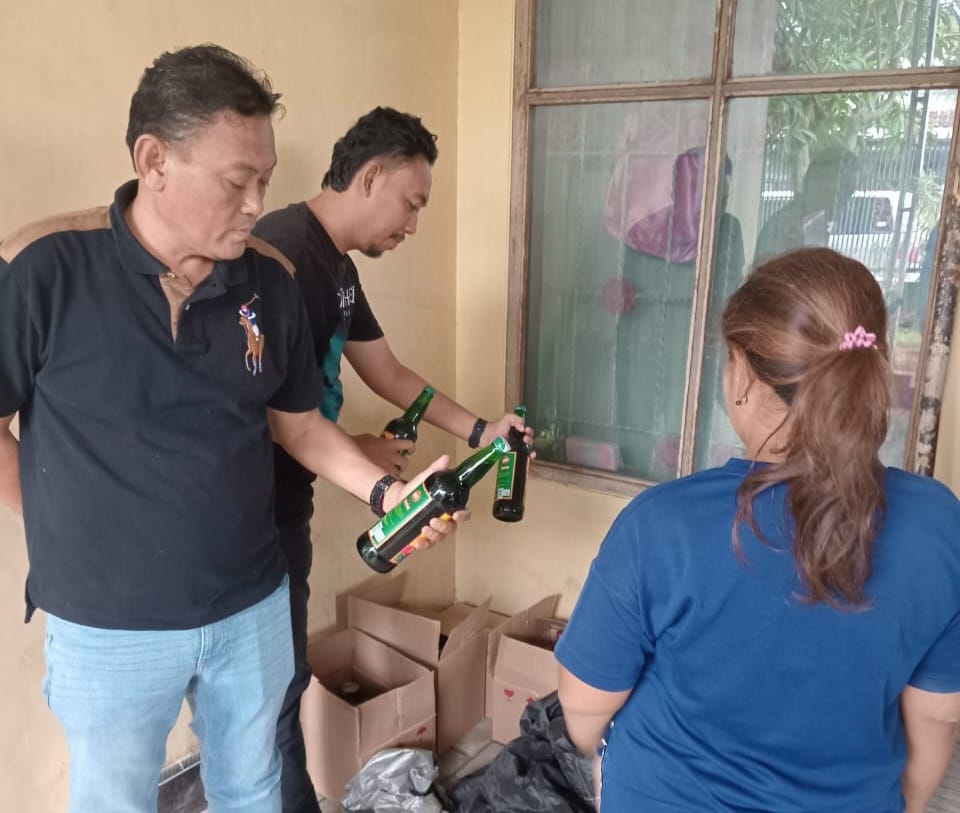 168 Botol Miras Disikat! Razia Besar-Besaran Polresta Cirebon Bikin Penjual Kalang Kabut