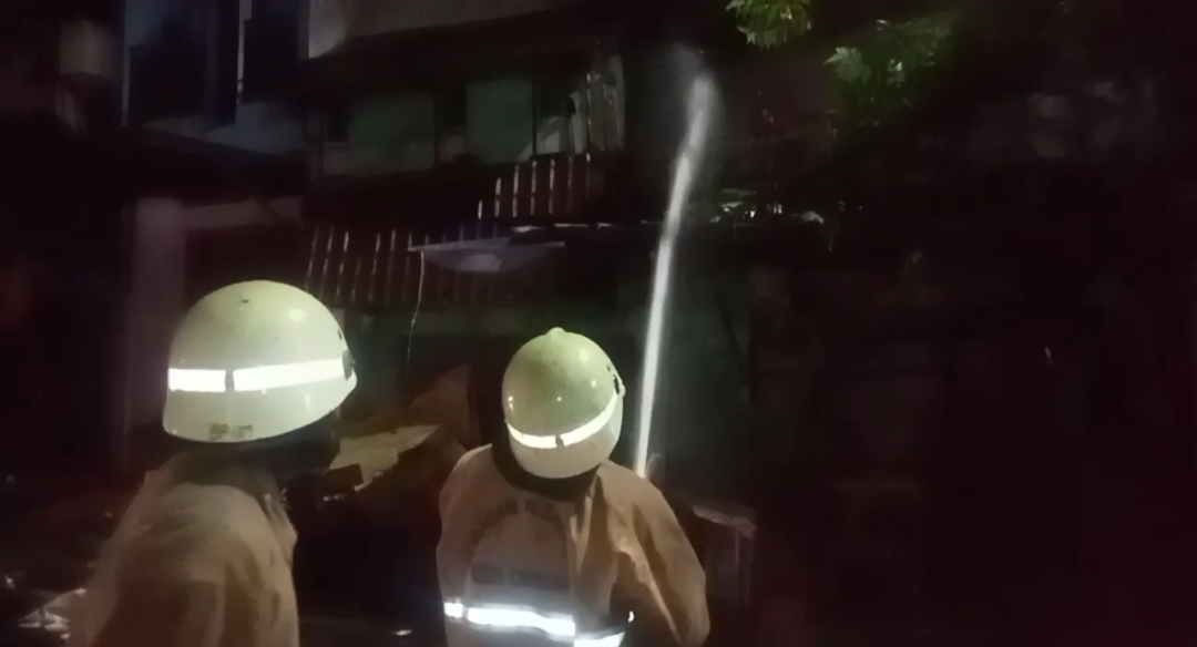 Diduga Arus Pendek Listrik, Rumah di Depan Gereja Advent Kasepuhan Alami Kebakaran 