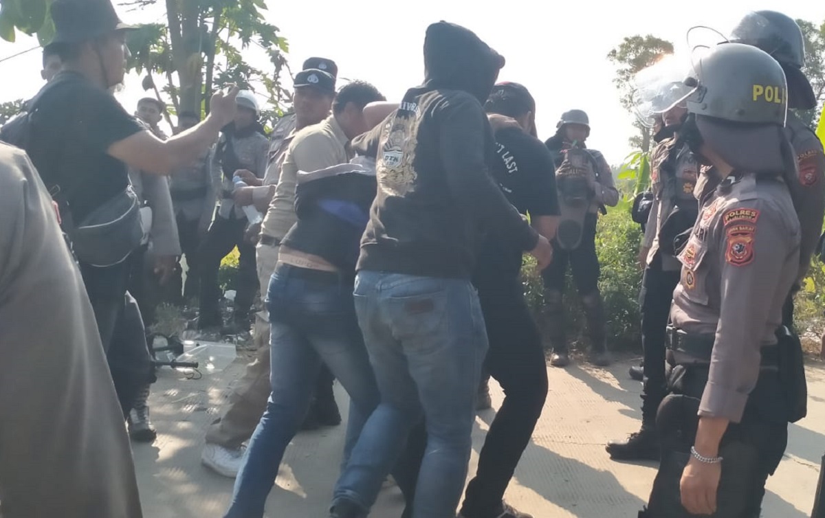 RICUH! Sejumlah Pendemo Diamankan Polisi saat Mencoba Merangsek ke Al Zaytun: Pak Fahri Kami Minta Maaf