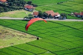 Terbang Tinggi harga Bersahabat: Tiket Paralayang yang Wajib Kamu Coba