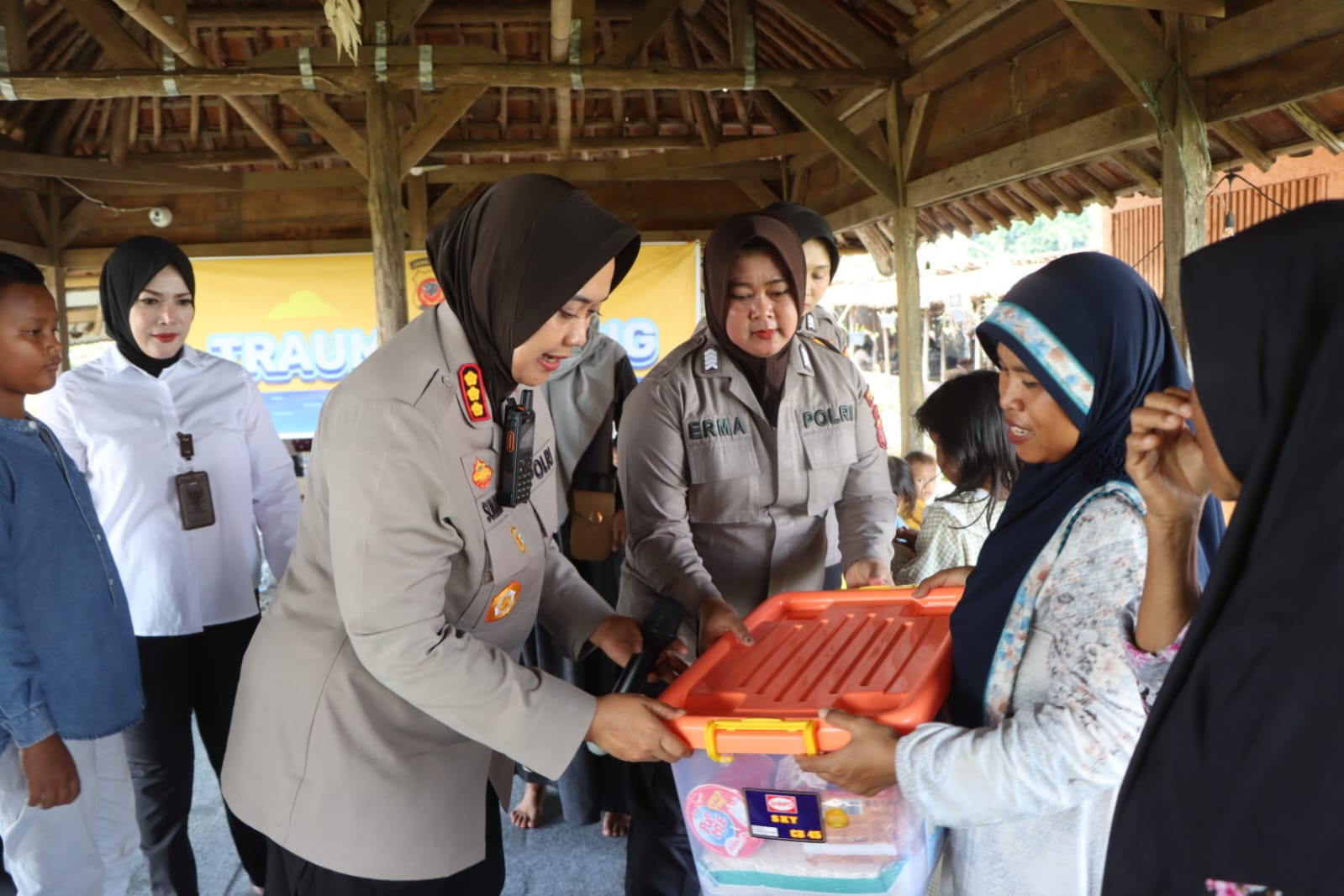 Ringankan Beban, Keluarga Korban Longsor Gunung Kuda Dapat Bantuan dari Polresta Cirebon 