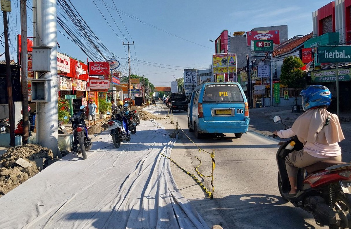 Pemkot Cirebon Kebut Perbaikan Jalan Ciremai Raya, Warga Bandel Malah Parkir Motor 