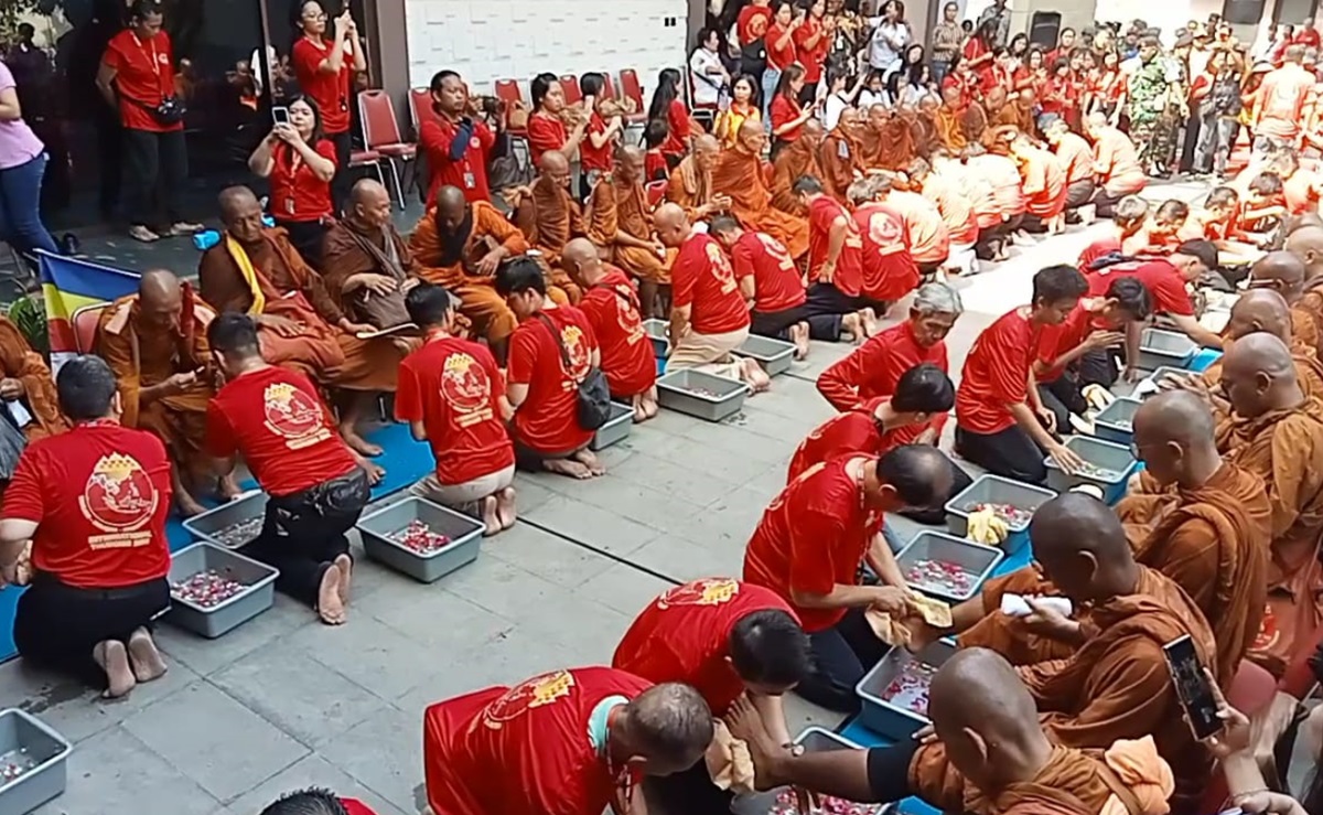 Ritual Cuci Kaki Menyambut Kedatangan Biksu Thudong di Cirebon