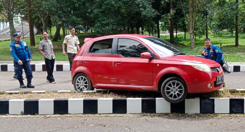 Bocah Latihan Nyetir Mobil, Berakhir Nyangkut di Median Jalan