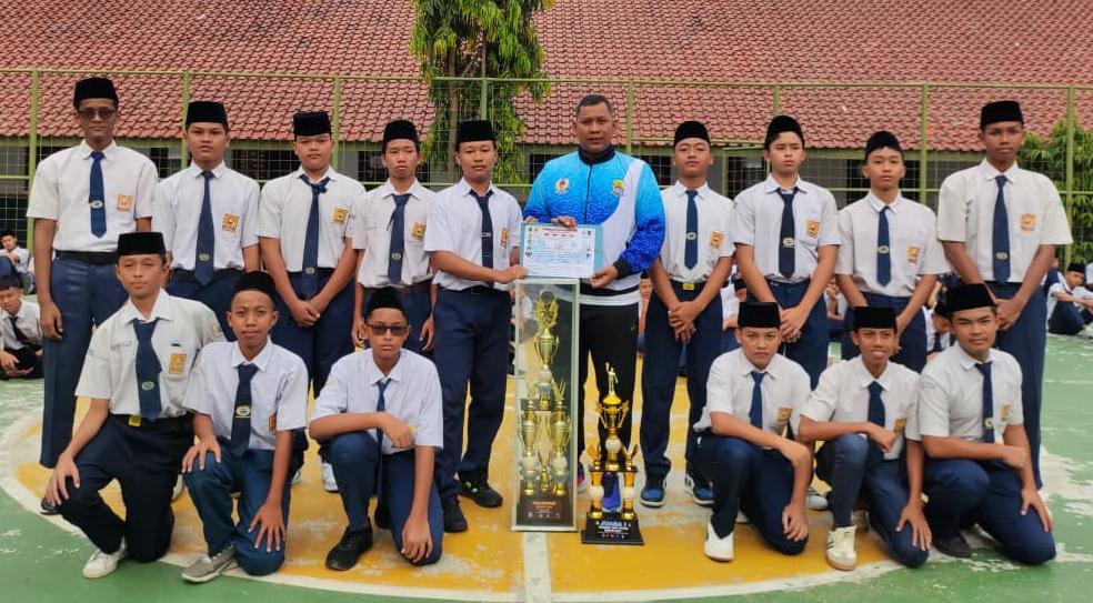 Pesantren Al Hikmah Rebut Throphy  Bergilir Bupati Cirebon