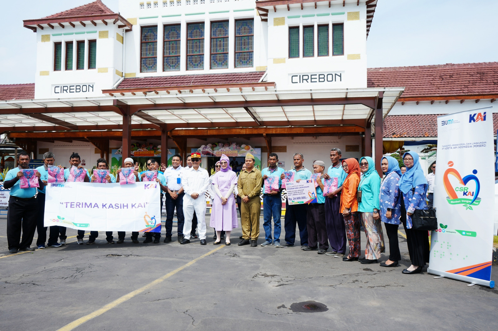 Salurkan Program TJSL, PT KAI Daop 3 Cirebon Bagikan Seragam kepada 123 Porter Stasiun 