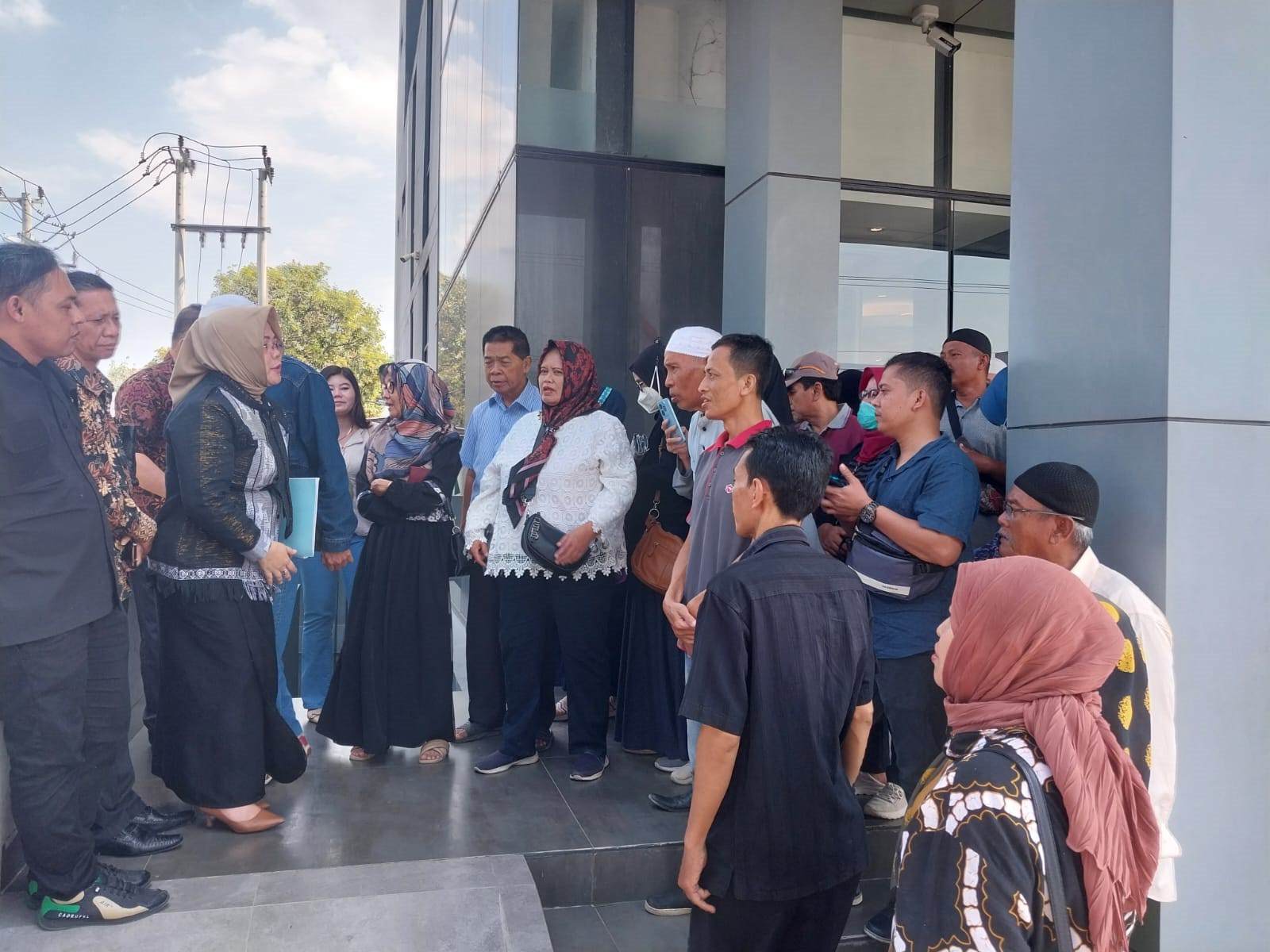 Nasabah CSI Syariah Sejahtera Geruduk Kantor Bank Mandiri Tegalsari 