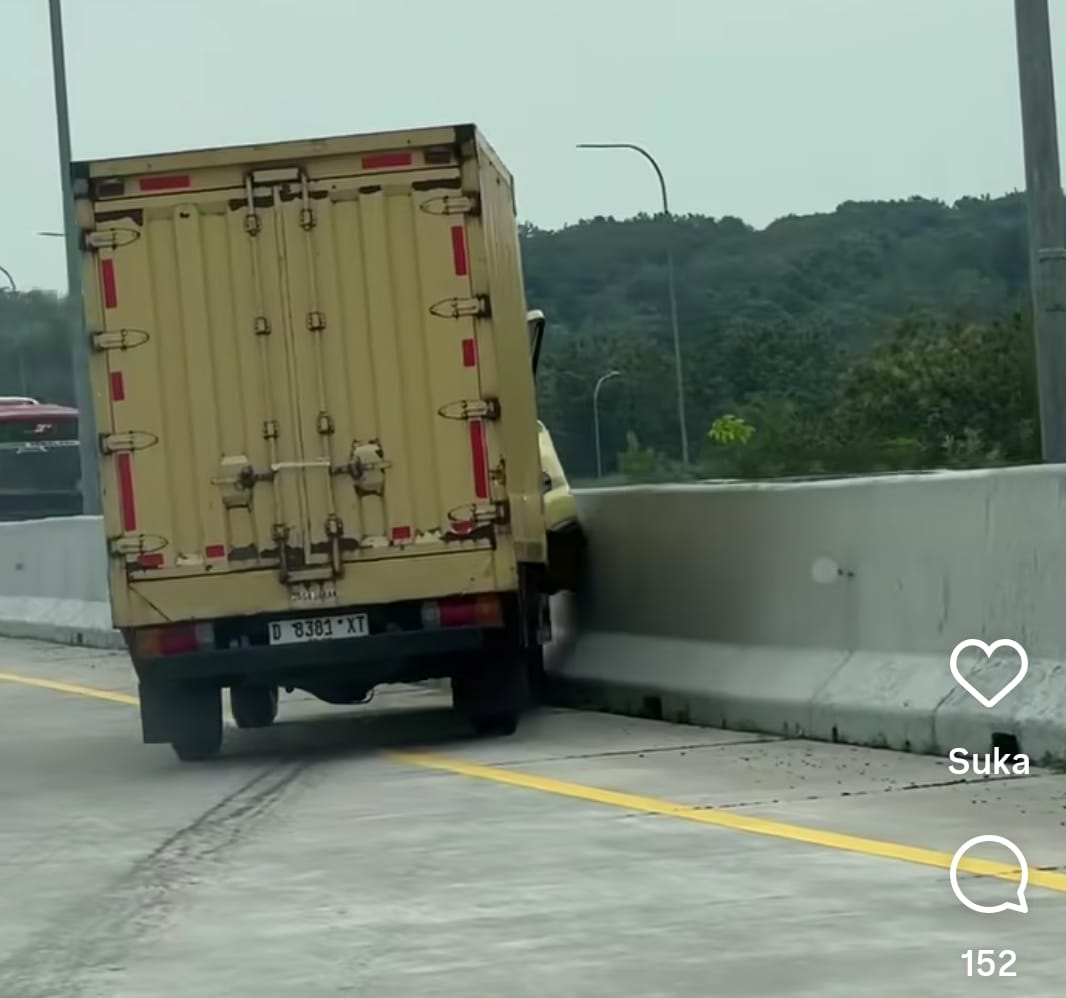 Eddi Brokoli Rekam Detik-detik Kecelakaan Truk di Tol Cisumdawu, Pengemudi Diduga Terhimpit Kabin