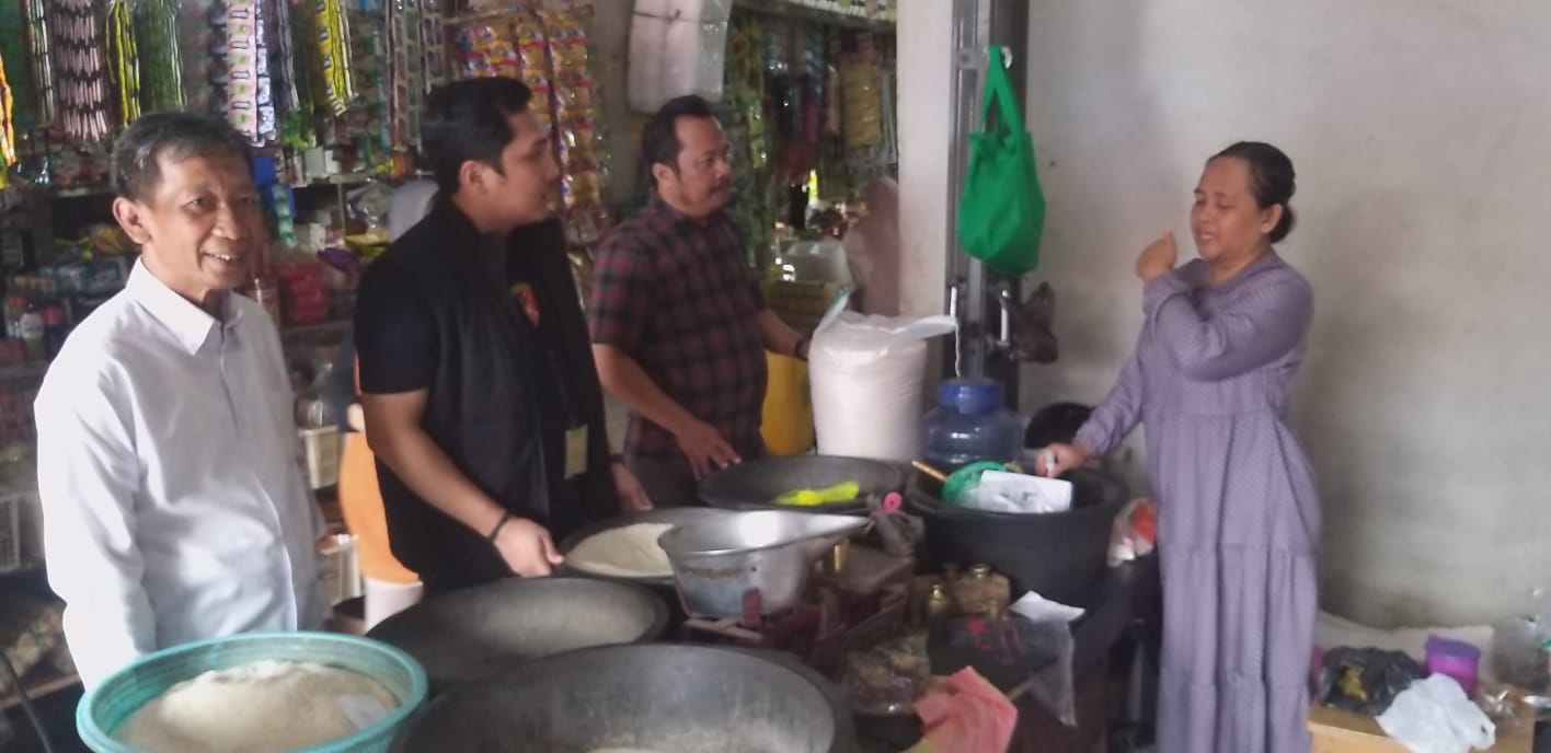 Satgas Pangan Sidak Harga di Pasar Desa Ciborelang Jatiwangi