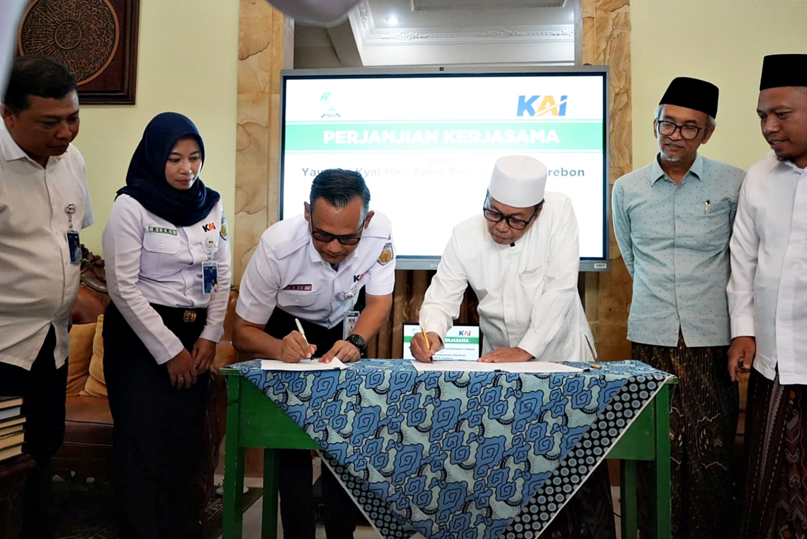 PT KAI Daop 3 Cirebon Beri Diskon Tiket Kereta Api untuk Santri