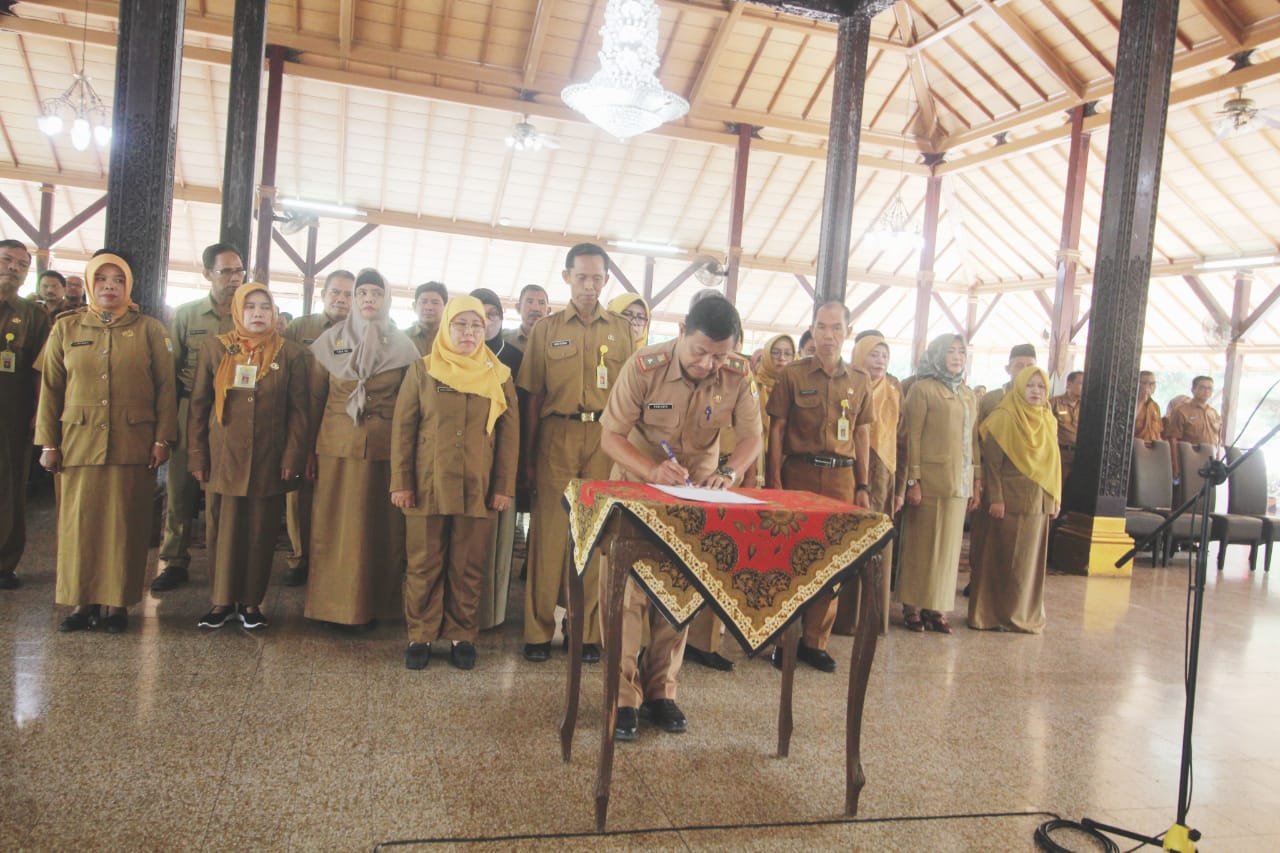 Guru TK, SD dan SMP Se-Kabupaten Cirebon Tandatangani Perjanjian Kinerja, Ini Tujuannya 