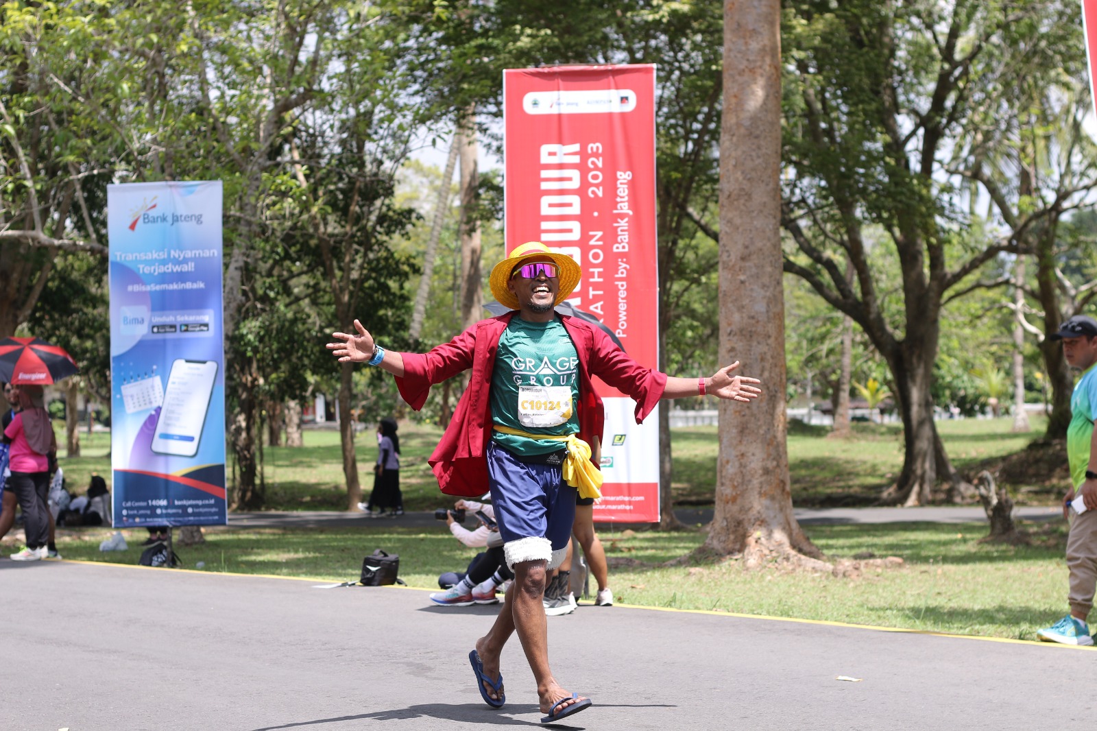 Lari Maraton 42 Kilometer Pakai Sandal, Ridwan Pelari Cirebon Ternyata Punya Tujuan 