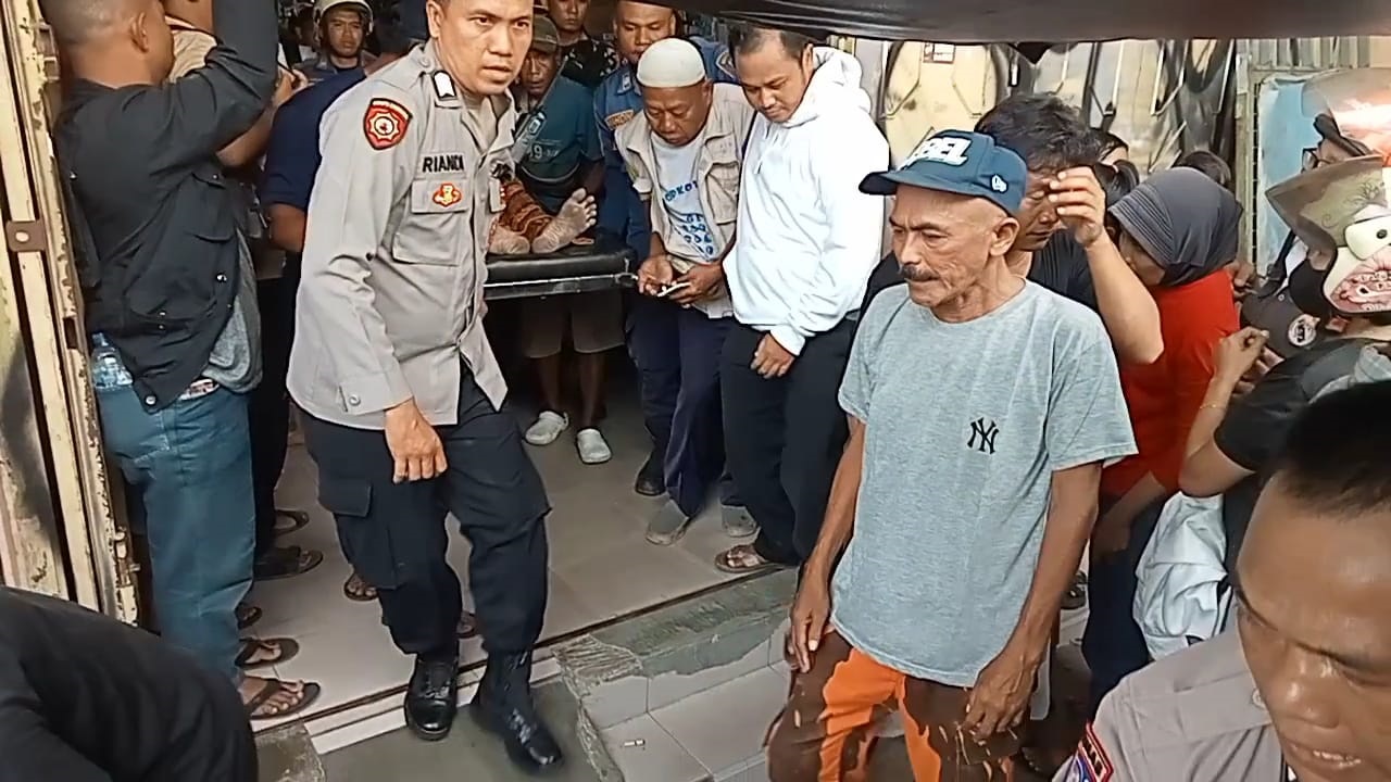 Terjepit Lift Barang Selama 30 Menit, Karyawan Toko Mainan Dibawa Ke RSD Gunung Jati