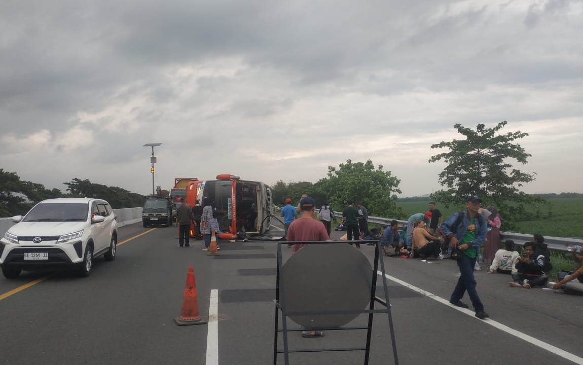 BREAKING NEWS: Kecelakaan Bus di Tol Kanci Pejagan Sore Ini, Banyak Korban Terluka