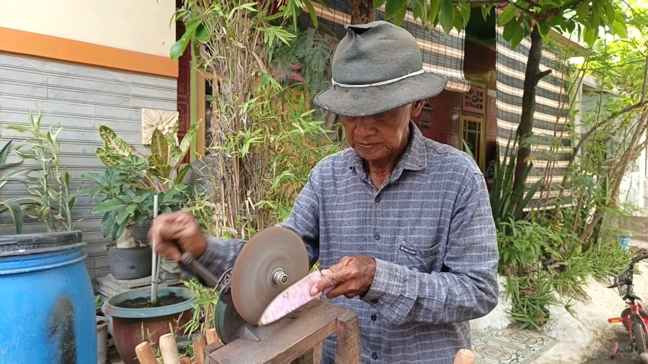 Sadana, Puluhan Tahun Setia Menjadi Pengasah Pisau Keliling