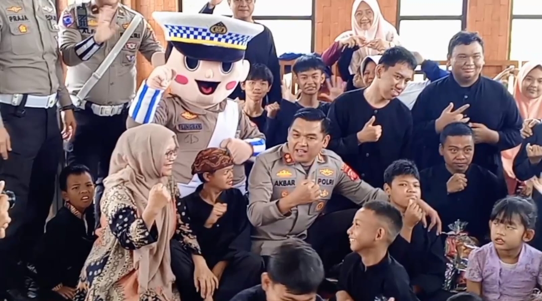 Cara Unik Edukasi Lalu Lintas, Badut Polisi Si Linggar Jadi Buruan Murid SLB Perbatasan 