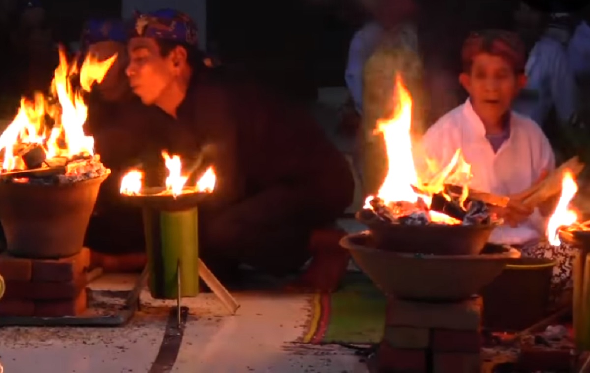 Ritual Magis Kiat Damar Jelang Pemilihan Kuwu di Kabupaten Cirebon, Api Makin Besar, Peluang Menang