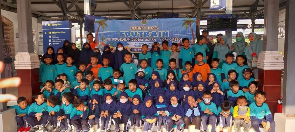 Siswa SD Peradaban Global Quran Cirebon Outing Class Bersama Kereta Api