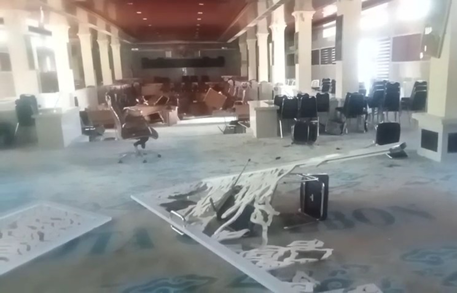 Aksi Unjuk Rasa Bergeser ke Kota Cirebon, Fasilitas Gedung DPRD Hancur