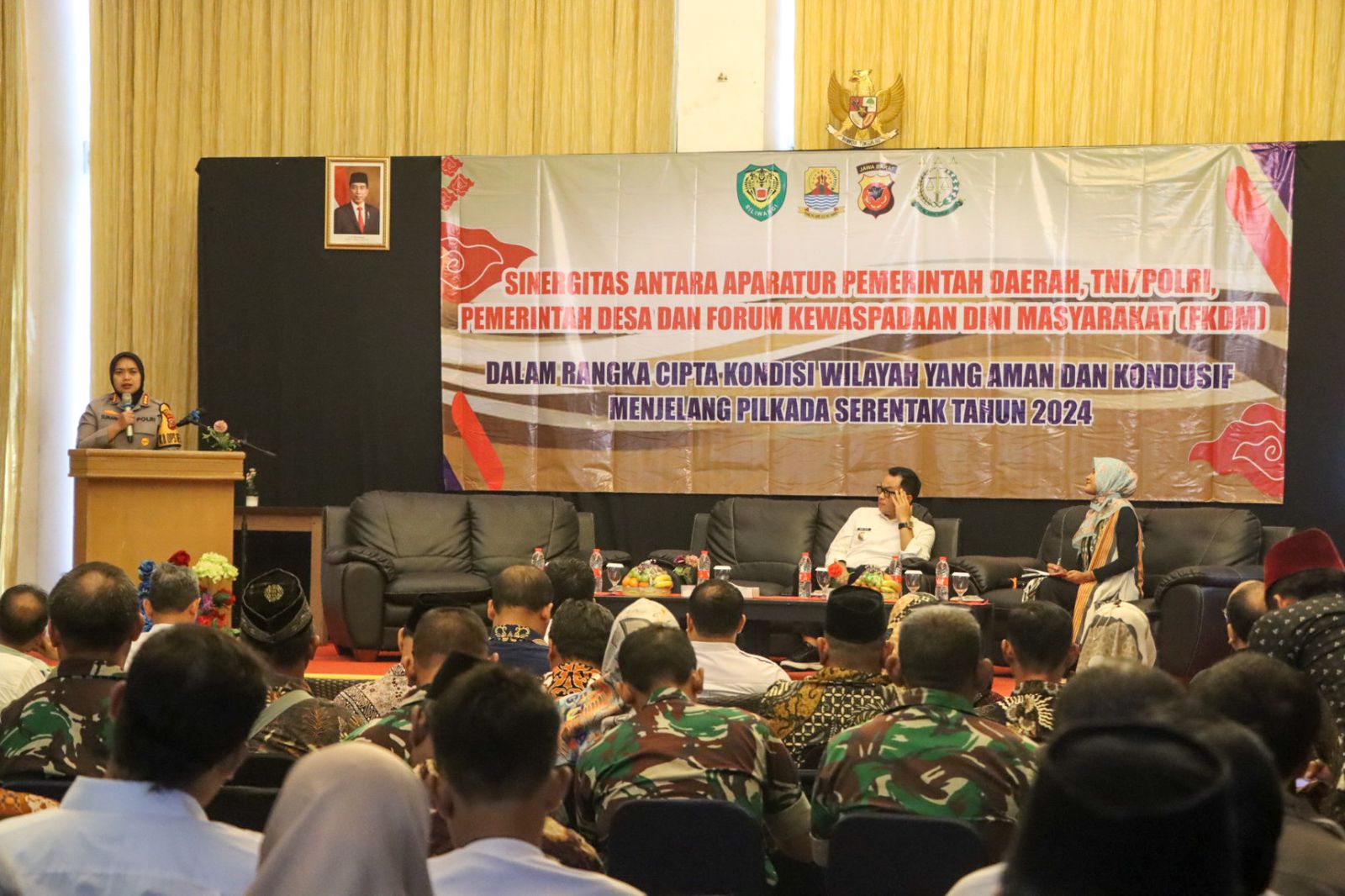 Kapolresta Cirebon Menjadi Narasumber Sinergitas Aparatur Pemda, Desa, TNI/POLRI, dan FKDM Kecamatan