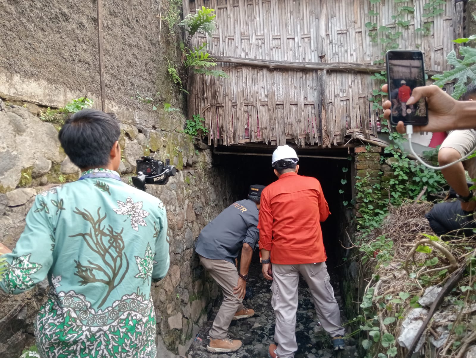 Ada Beton Sisa Bangunan yang Menyumbat Aliran Air