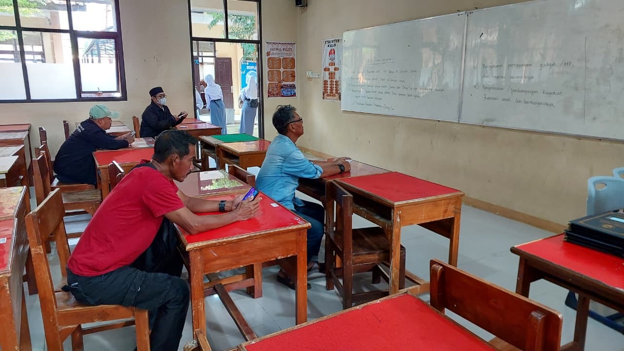 Saat Ayah Duduk di Bangku Sekolah: Kisah di Balik Gerakan Mengambil Rapor