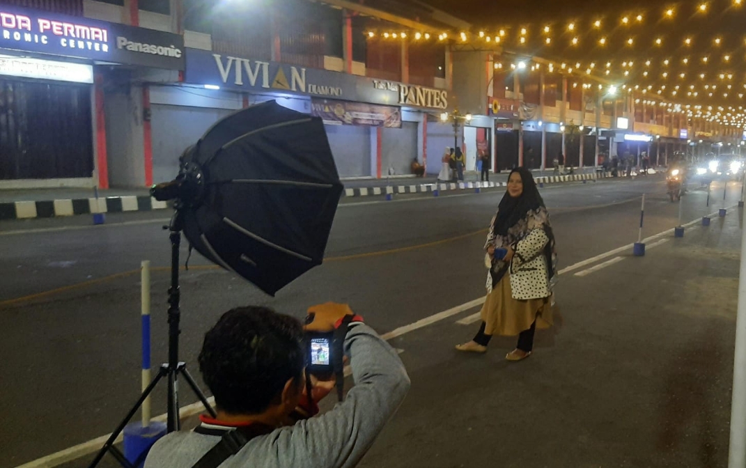 Manfaatkan Gemerlap Lampu Kota, Jasa Fotografer Laris Manis