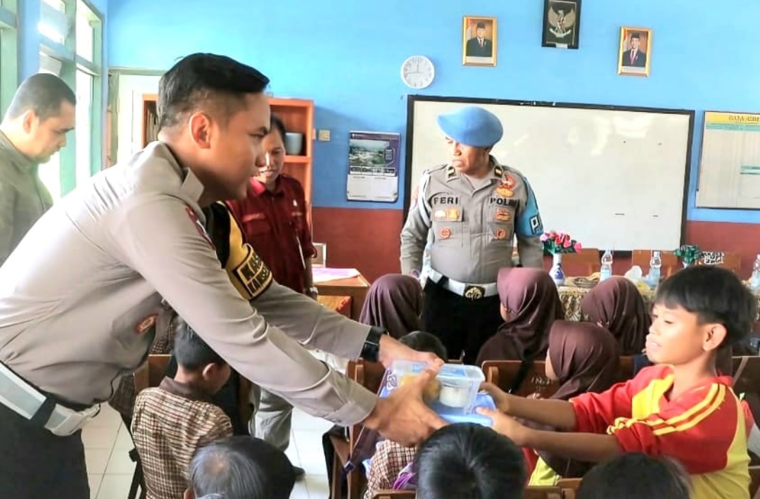 Dukung Asta Cita Presiden RI, Polresta Cirebon Berikan 150 Paket Makan Bergizi Gratis ke Anak Sekolah