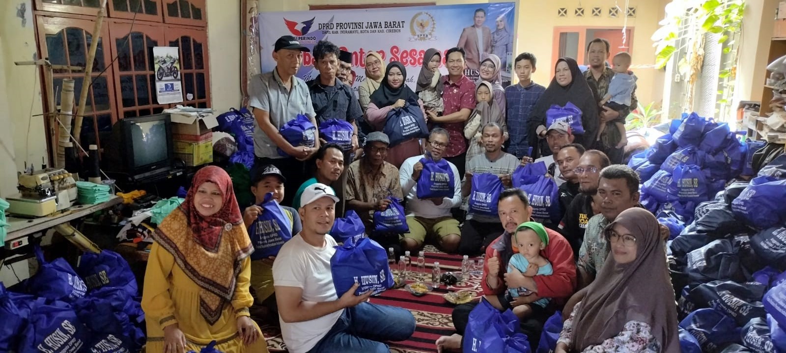 Husin Salurkan Bantuan Ribuan Paket Sembako