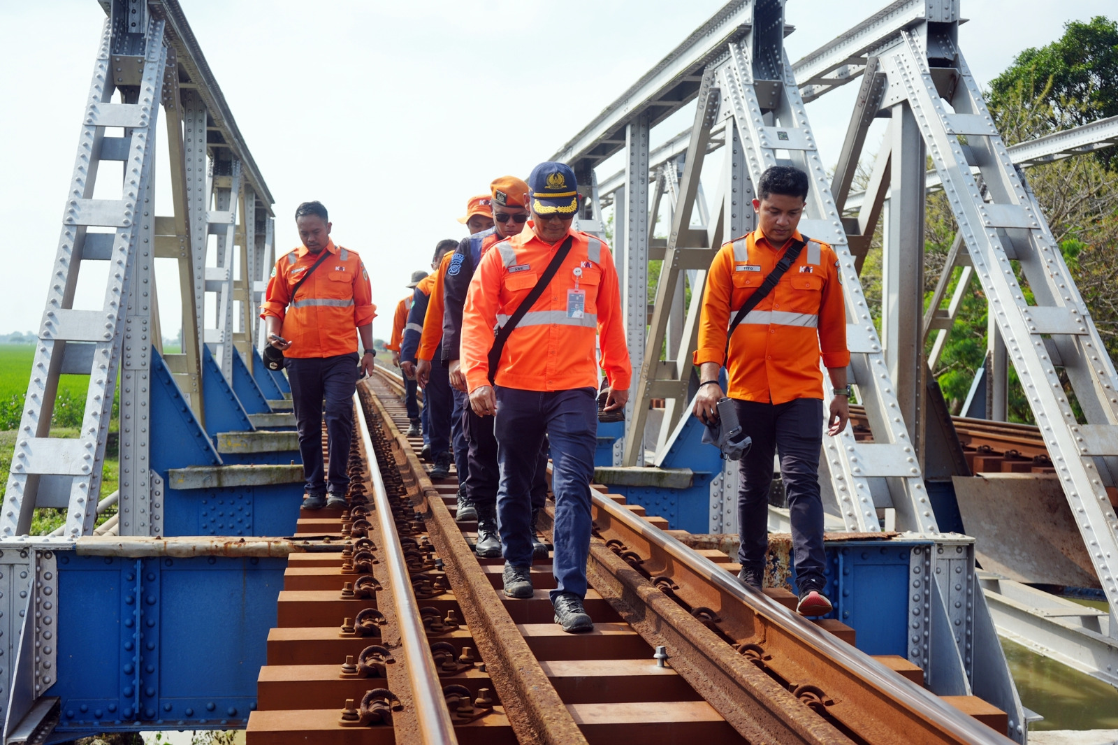 KAI Daop  3 Cirebon Konsisten Tingkatkan Keselamatan Perjalanan KA Lewat Cek Lintas Jalan Kaki