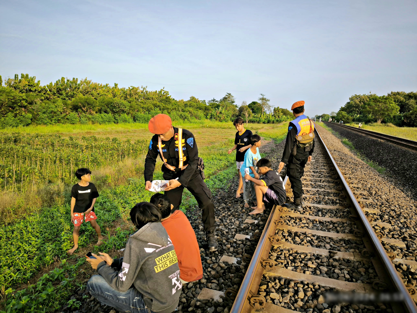 PT KAI Daop 3 Cirebon Imbau Masyarakat Tidak Ngabuburit di Rel Kereta Api Selama Ramadan