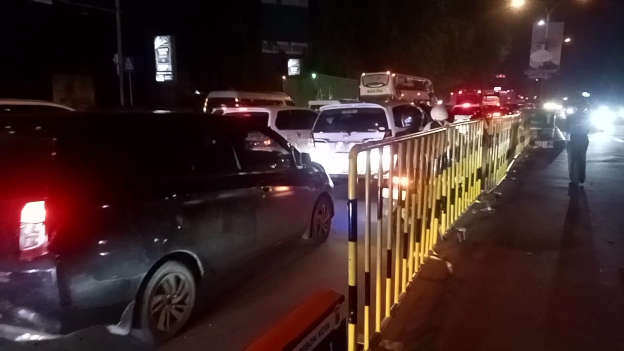 Arus Lalulintas Palimanan-Kanggraksan Kota Cirebon Macet, Efek Kebijakan One Way di Ruas Tol