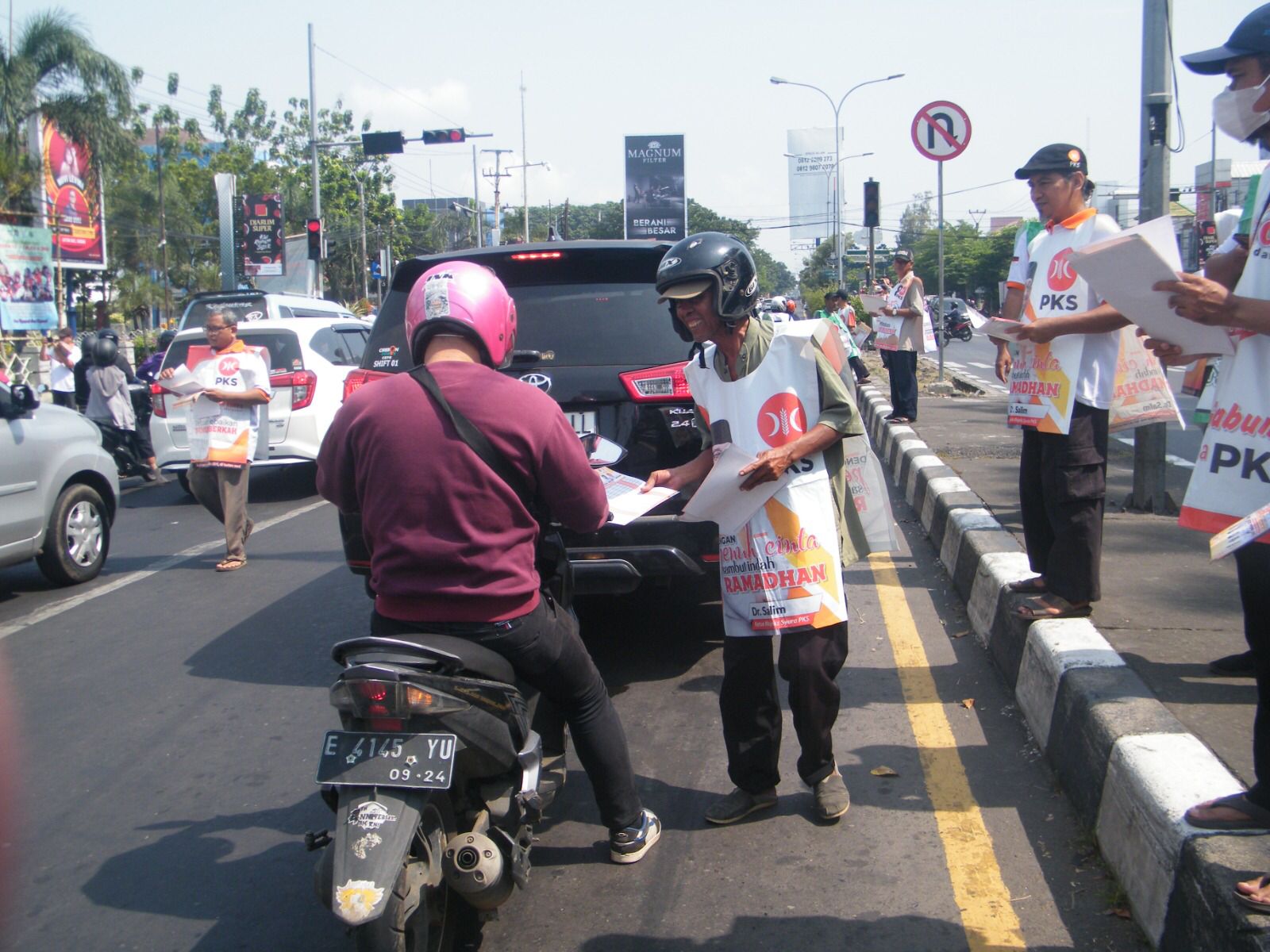 RAMADHAN BULAN KEMENANGAN : PKS Kota Cirebon Gelar Aksi Flashmob