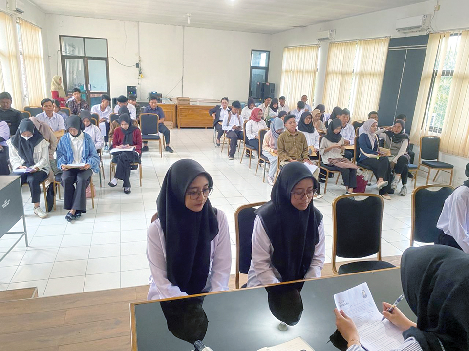 Ratusan Pencari Kerja Serbu Disnaker Cirebon, Rebutkan 35 Posisi di Perusahaan F&B Baru