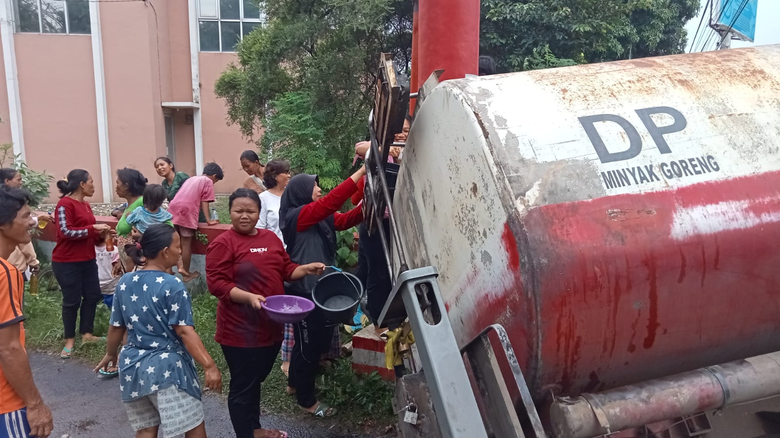 Truk Bermuatan 8 Ton Minyak Goreng Curah Terperosok di Selokan, Warga Berebut