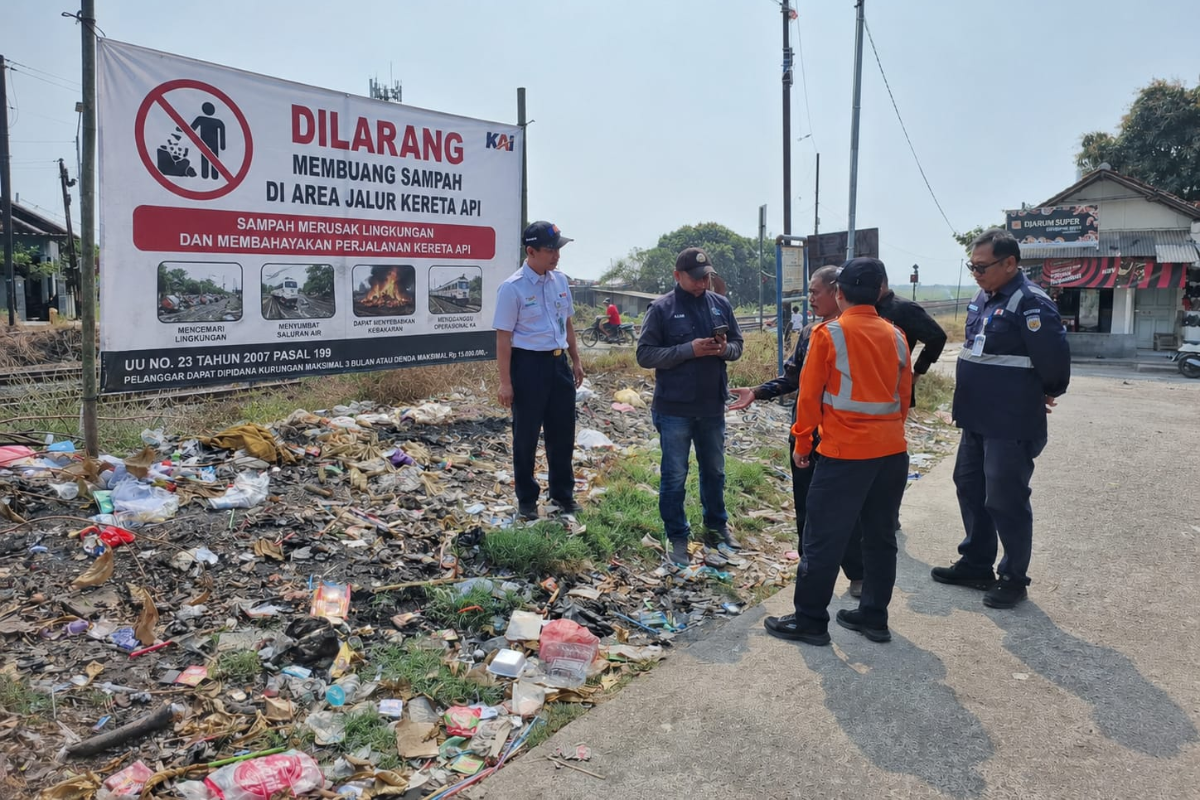 Ada Kabel dan Sistem Persinyalan, Ini Bahaya Buang dan Bakar Sampah di Dekat Jalur Kereta Api