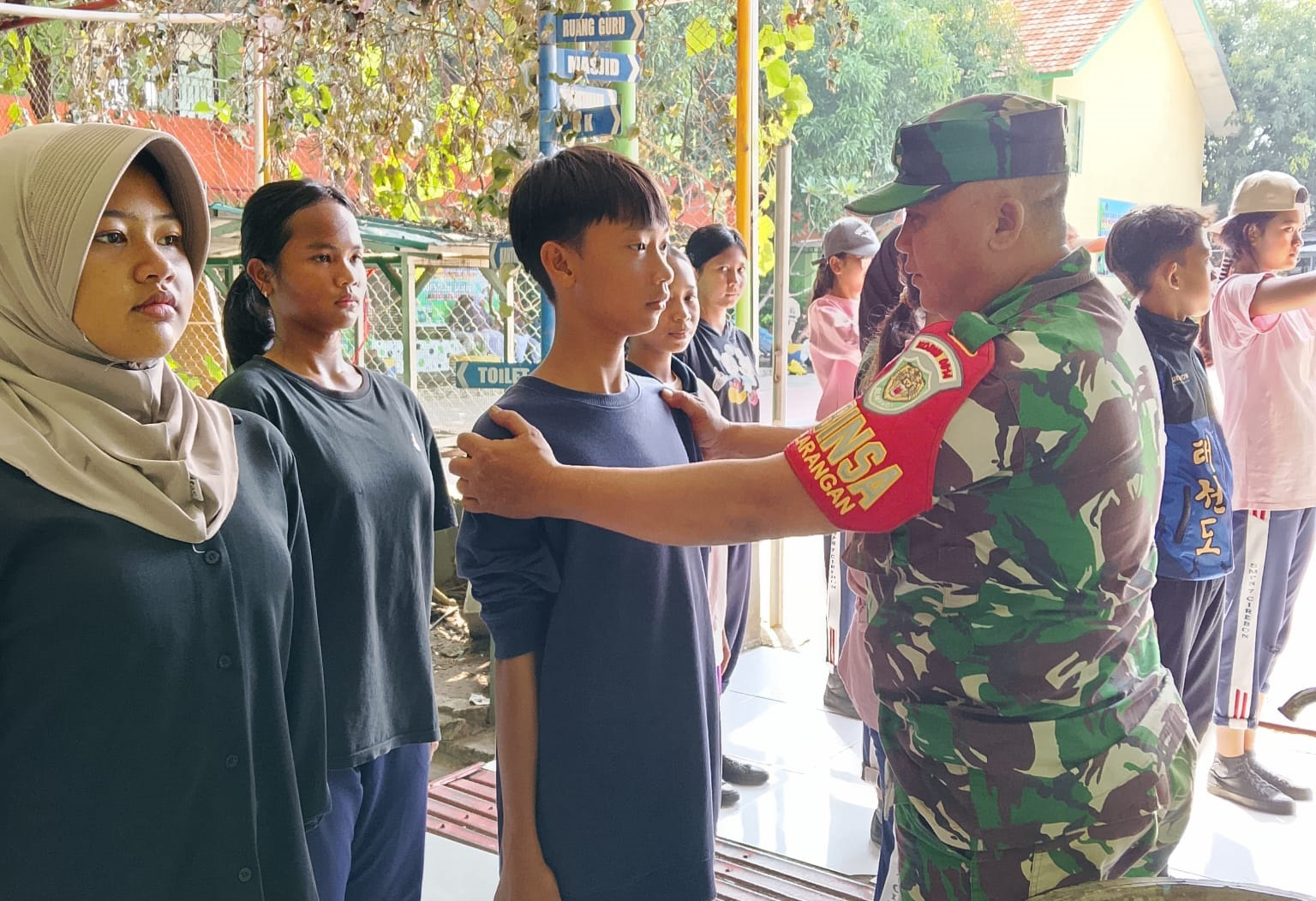 Babinsa Kelurahan Larangan Isi Kegiatan MPLS di SMPN 7 Kota Cirebon