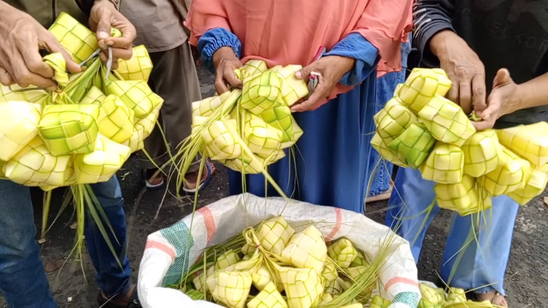 Berburu Ketupat di Jalan Siliwangi Kuningan, Pedagang dan Pembeli Terus Berdatangan