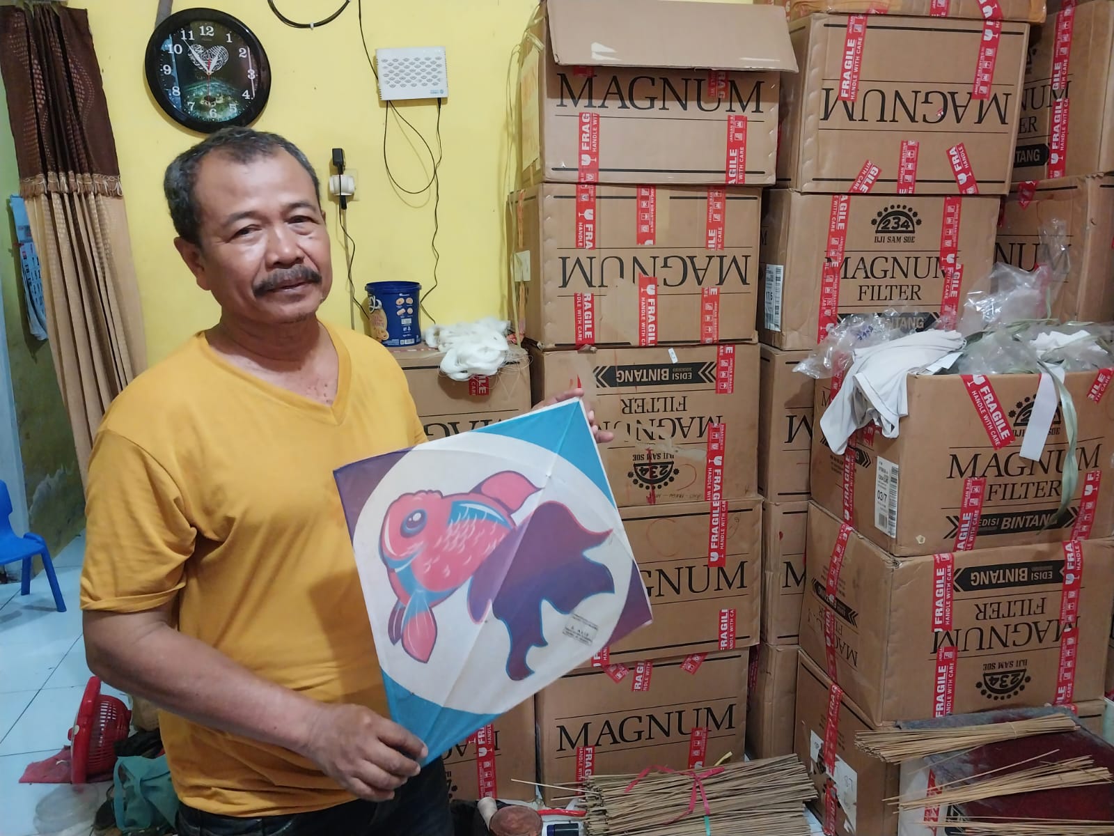 Demam Layang-Layang, Pengrajin di Cirebon Kewalahan Penuhi Permintaan