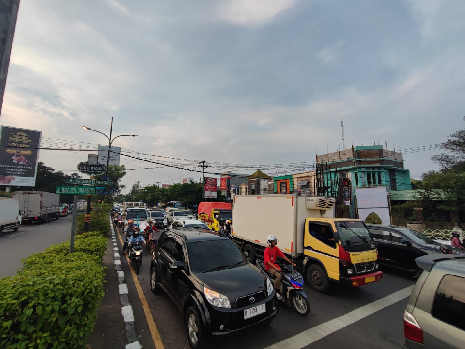 Efek Penerapan One Way di Jalan Tol, Jalur Pantura Kanci-Palimanan Cirebon Padat Merayap