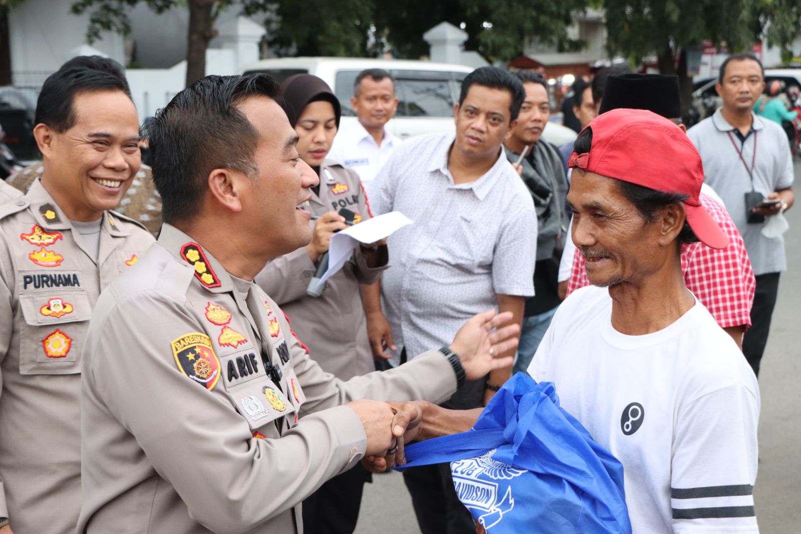 Polresta Cirebon Bagikan Paket Sembako ke Tukang Ojek hingga Tukang Becak