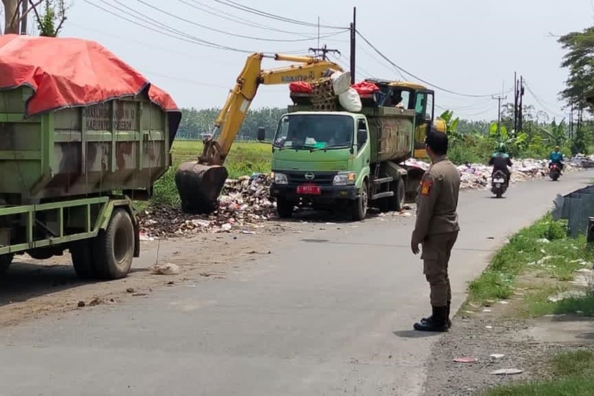 Sampah Menggunung di Exit Tol Ciledug Dibersihkan, DLH Cirebon Siapkan Sanksi