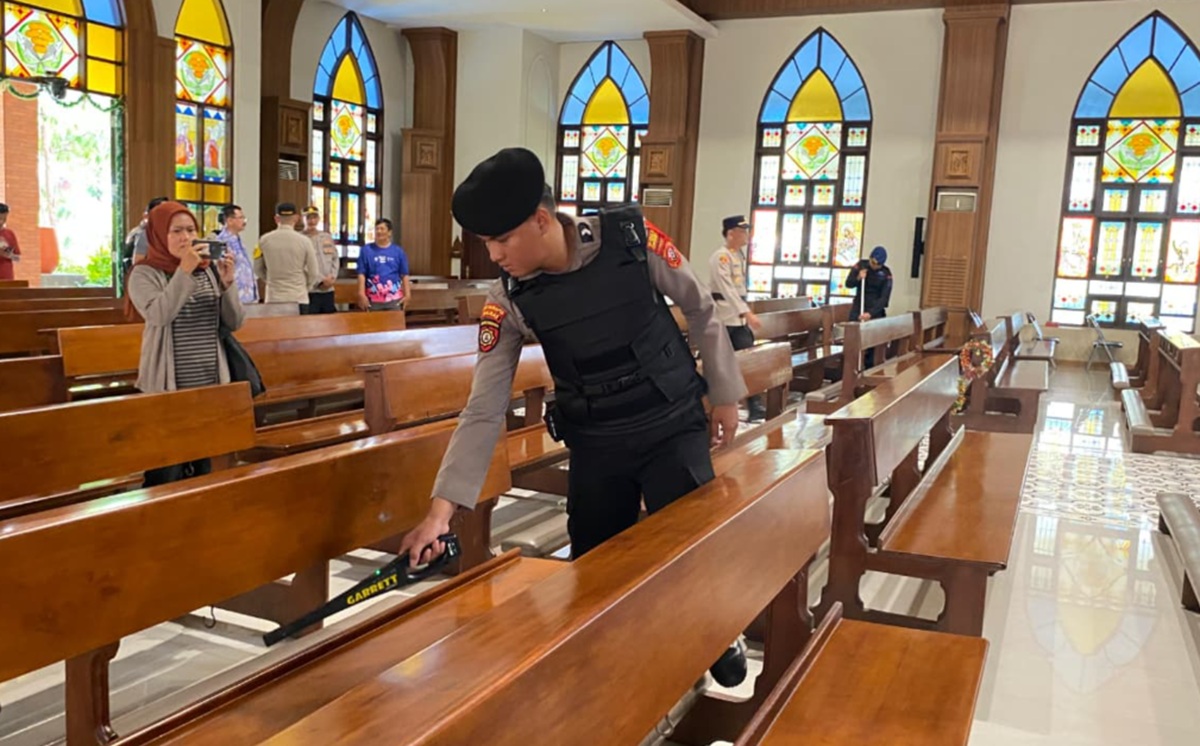 Pengamanan Natal 2025: Tim Gegana Sisir Gereja di Cirebon, 450 Personel Disiagakan