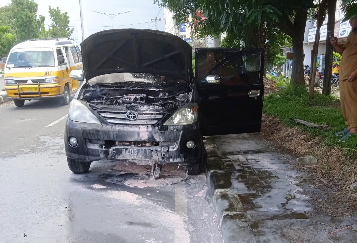 Mobil Terbakar di Majalengka, Tercium Bau Bensin Lalu Mesin Tiba-tiba Mati
