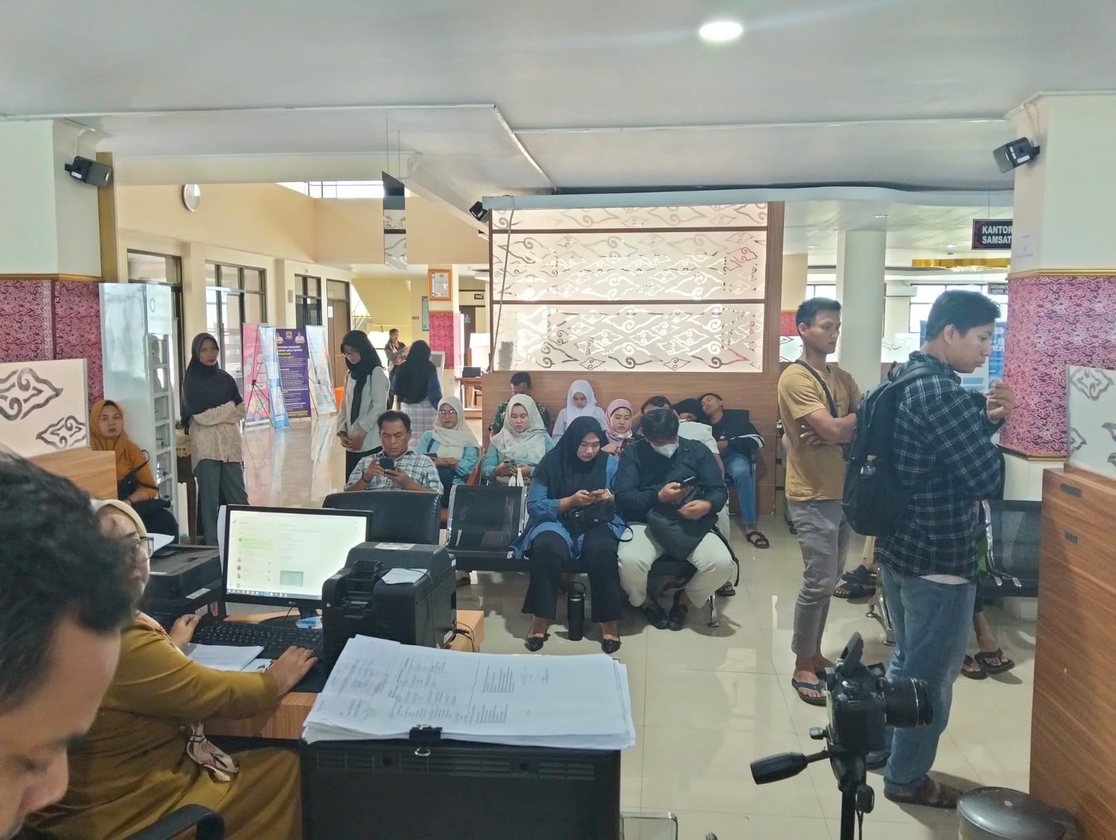 Digitalisasi Layanan e-KTP di Cirebon Dikeluhkan Warga: Ribet, Tidak Ramah Pemula dan Lansia