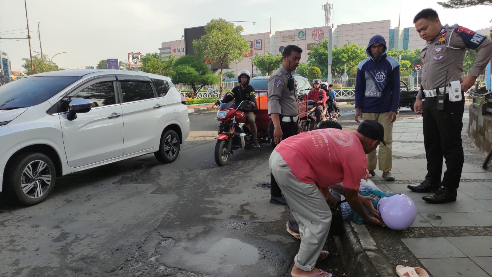 BREAKING NEWS: Kecelakaan di Gunungsari Cirebon, Innova Senggol Motor