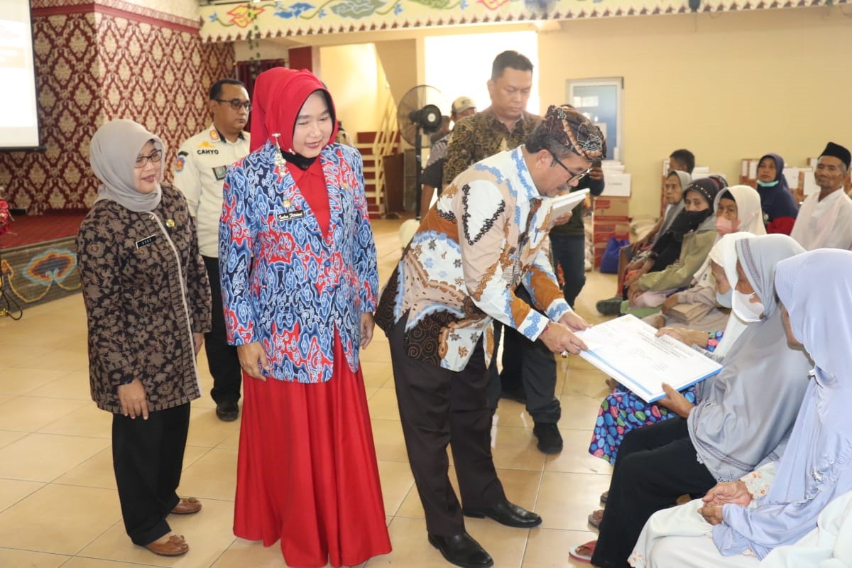 Bupati Cirebon Berikan Bantuan untuk 100 Lansia Terlantar dan Tidak Produktif